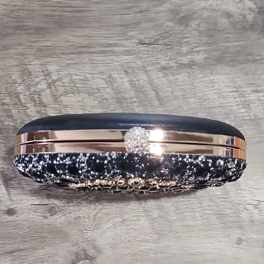 Elegant Black and Gold Crossbody Bag with Ornate Frame - Picture 8 of 11